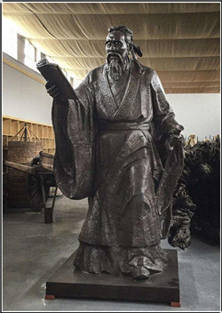 手持書(shū)卷孔子銅雕制作完成
